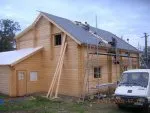 Vignette de l'article : Construction d'une maison en madrier, pas à pas (4/5)
