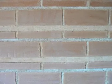 Mur chauffant en briques de terre crue