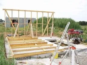 Montage de l'ossature-bois du garage