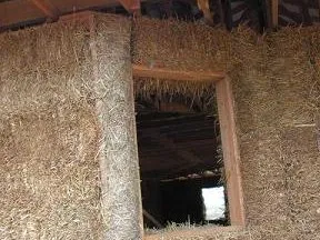En Meuse : La maison en paille d'Hubert et Isabelle
