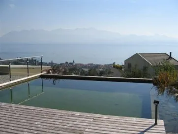Une piscine naturelle peut prendre un aspect plus classique (Source Bioteich)