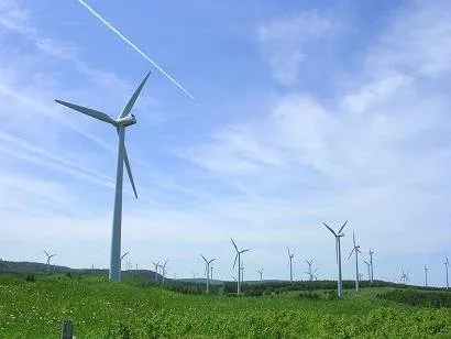 Andrew construit une Eolienne