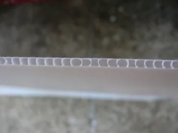 la plaque PVC et sa structure alvéolée