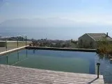 Une piscine naturelle peut prendre un aspect plus classique (Source Bioteich)