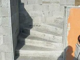 Un escalier en béton