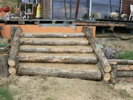 Escaliers de jardin en rondins de bois