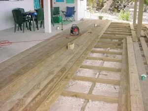 Une terrasse en bois sous les tropiques