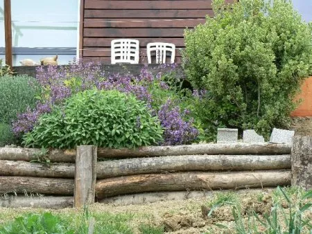 Construction de murs de soutènement en rondins de bois
