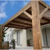 Pergola bioclimatique de style contemporain : mécanismes SUNDIY XL coloris RAL 7016 et lames en bois Douglas