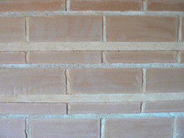 Mur chauffant en briques de terre crue