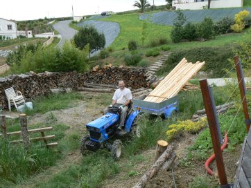 La cabanne est en hauteur. Les matériaux sont montés au microtracteur